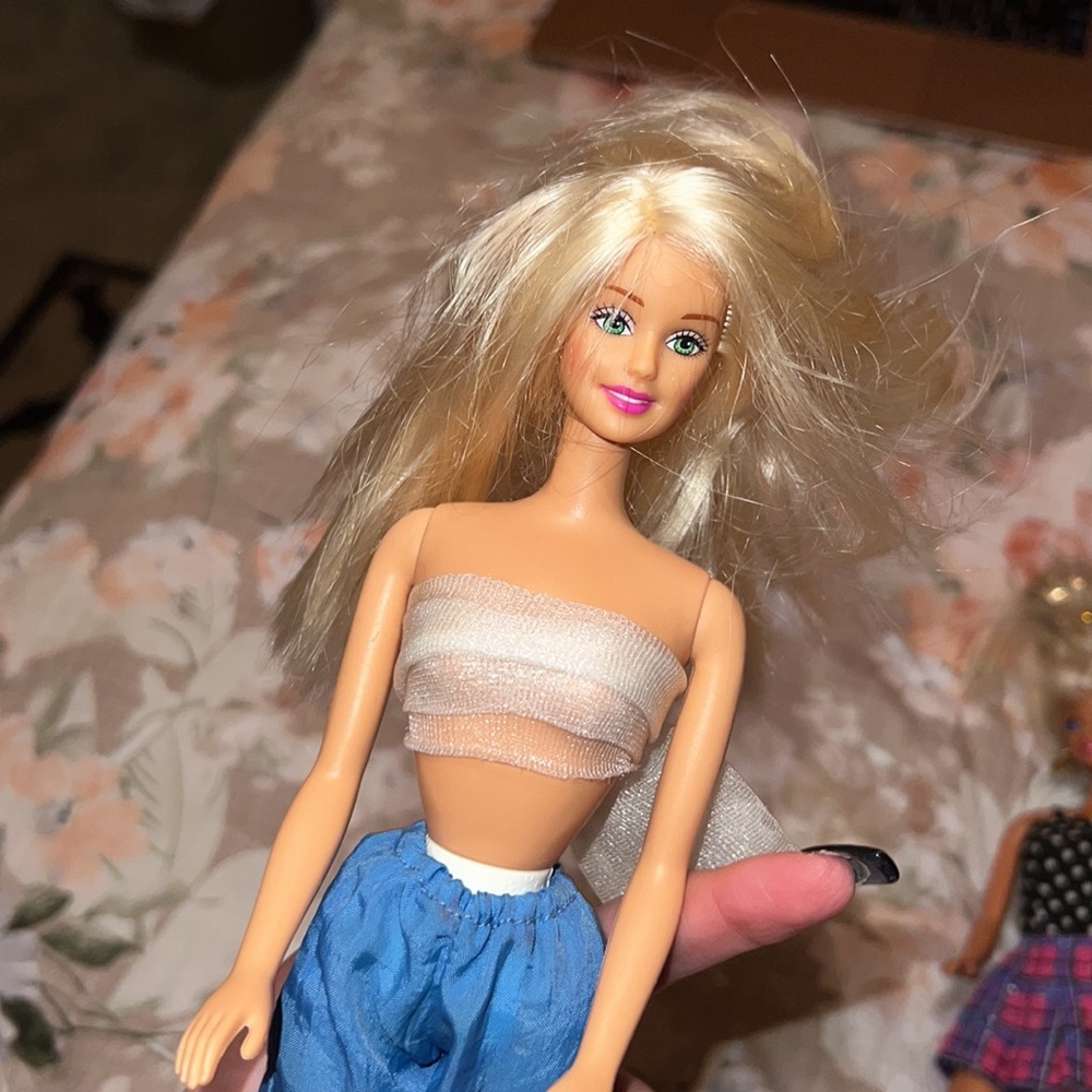 Two barbies - Picture 4 of 7